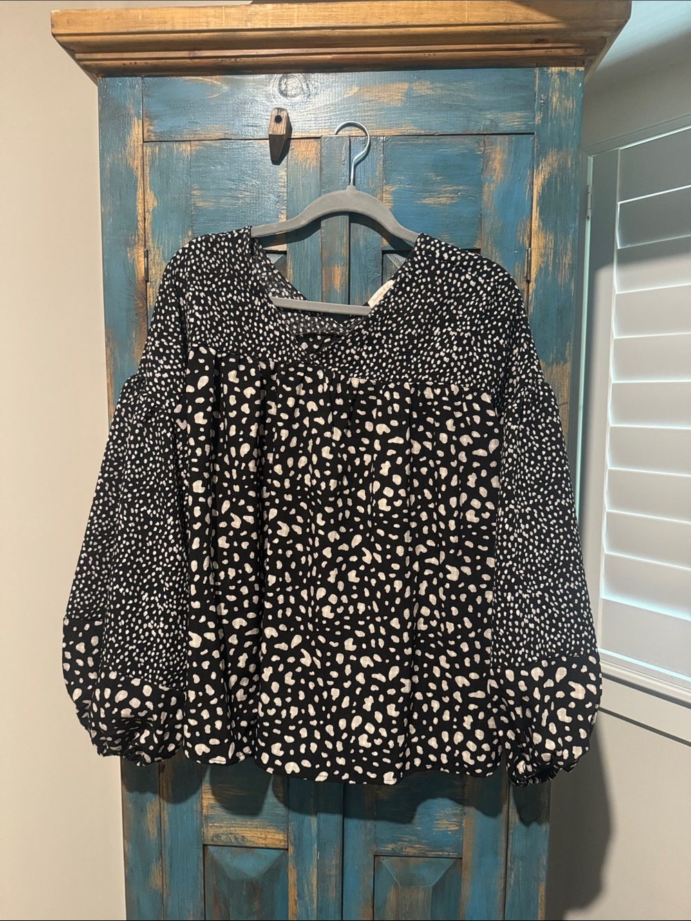 Black and White Printed Puff-Sleeve Women's Top